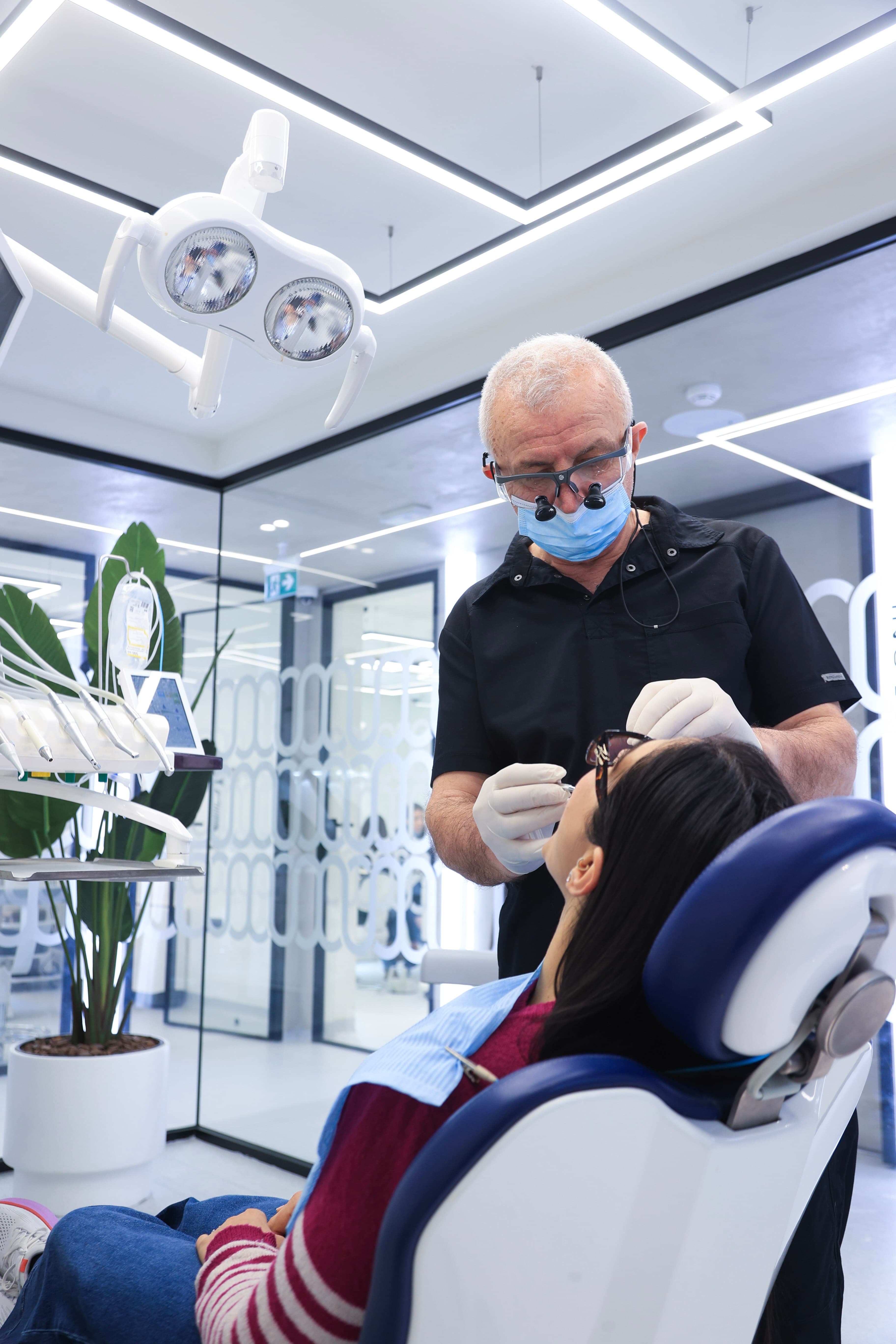 Dentista durante un trattamento dentale presso Lela Dental in Albania