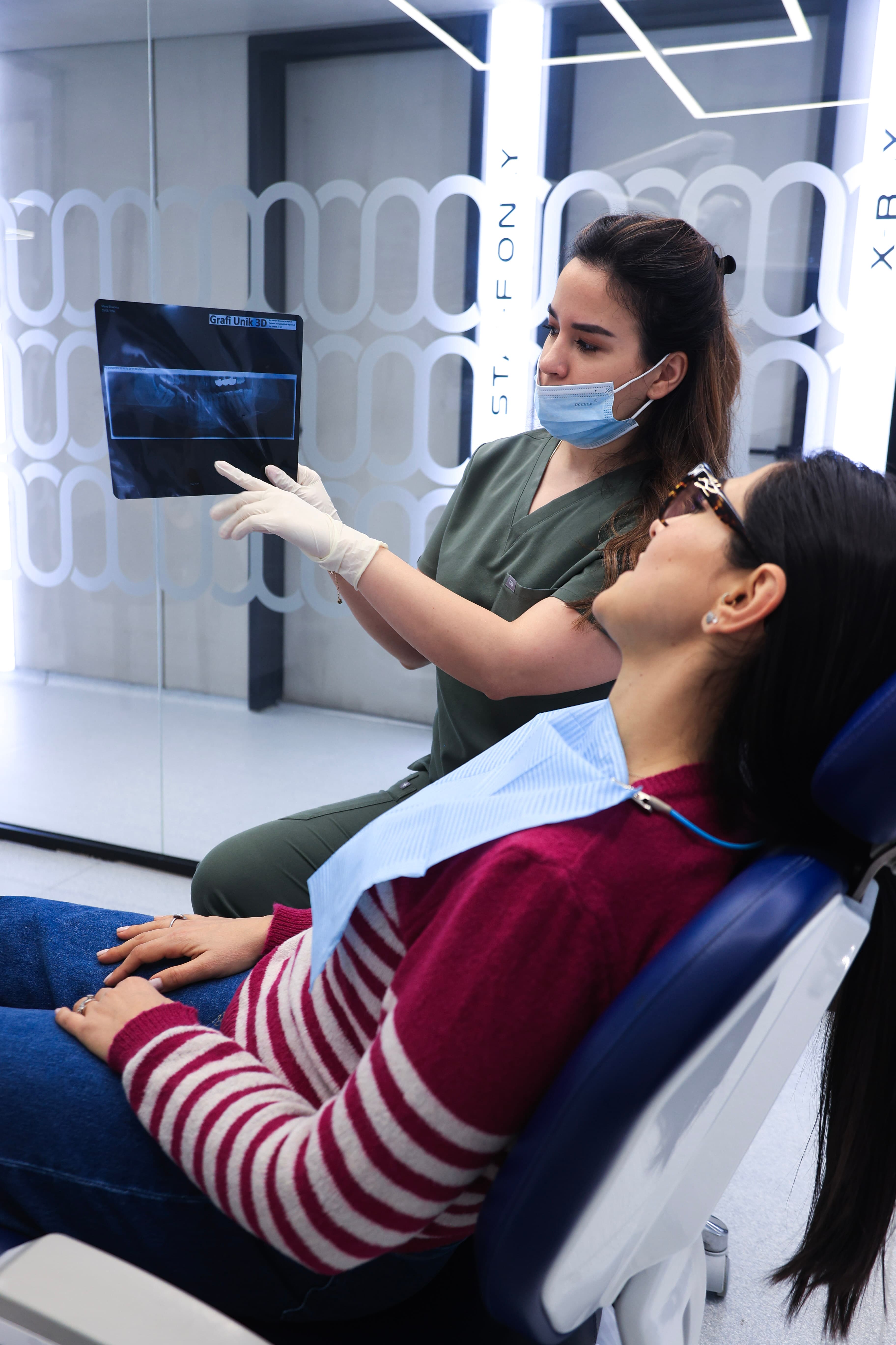 Studio dentistico moderno Lela Dental in Albania per trattamenti dentali, implantologia ed estetica dentale