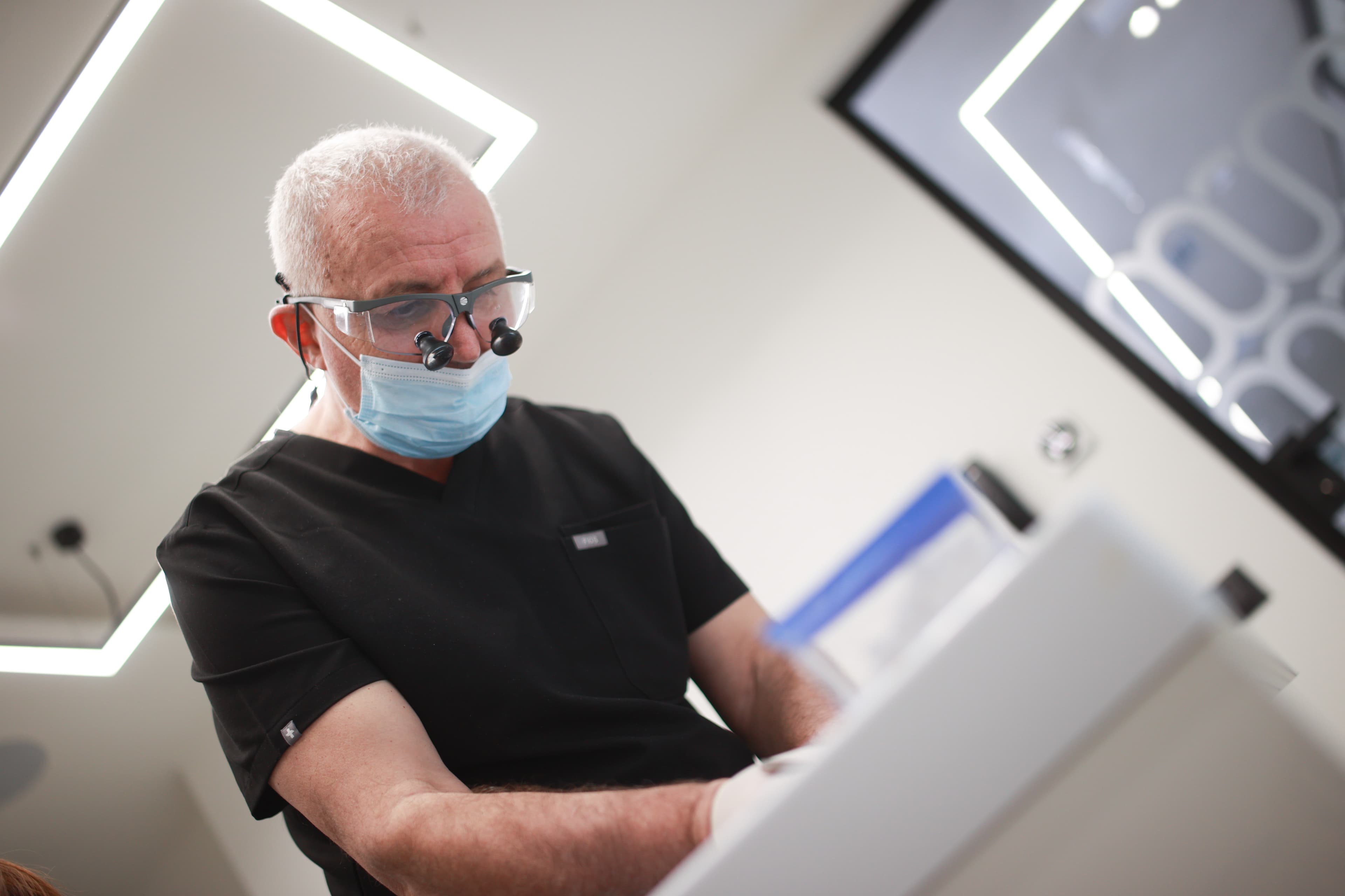 Paziente in clinica dentale moderna per cure dentali e turismo dentale in Albania